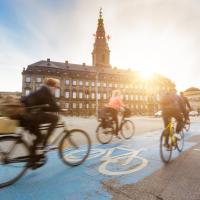 Cyklister foran Christiansborg